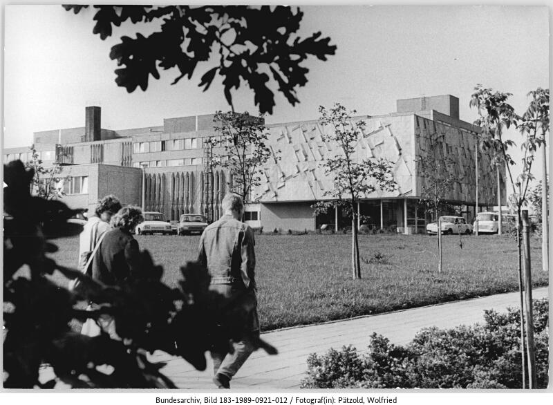 Schwerin, Bezirkskrankenhaus, Neubau. 21.09.1989. Quelle: Bundesarchiv.