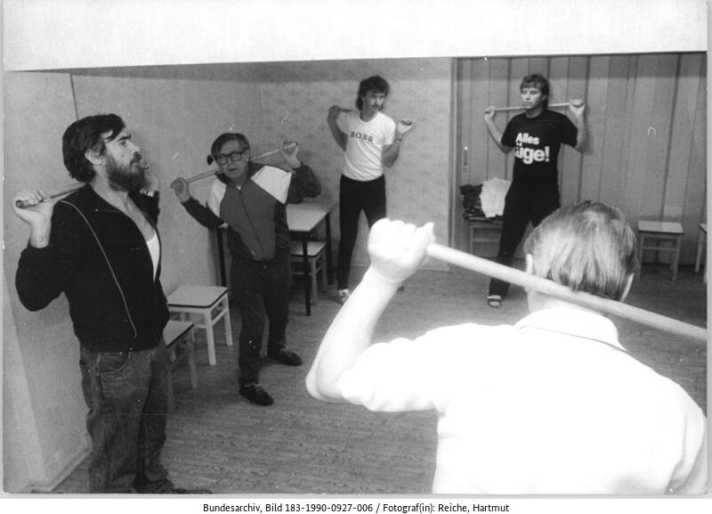 Berlin-Biesdorf, Krankenhaus, Bewegungstherapie. September 1990. Quelle: Bundesarchiv.
