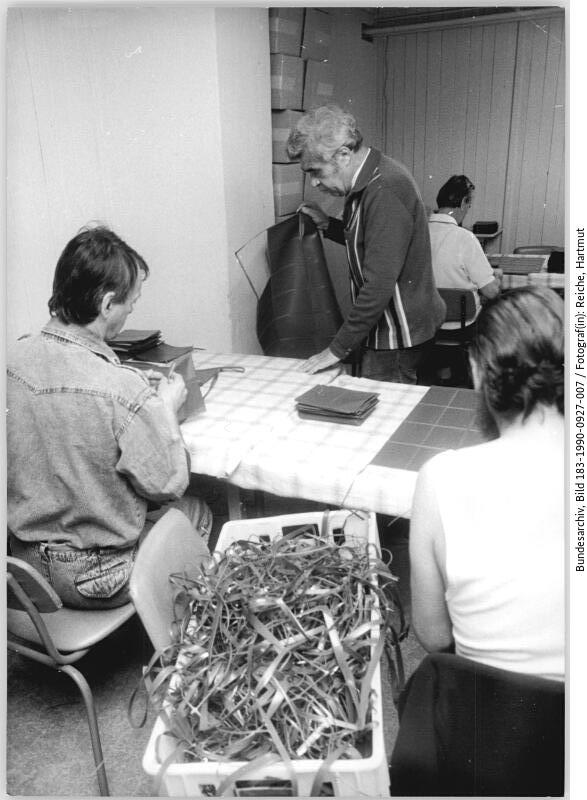 Berlin-Biesdorf, Krankenhaus, Arbeitstherapie. September 1990. Quelle: Bundesarchiv.