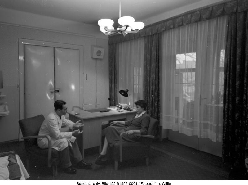 Jena, Uni-Poliklinik, Therapiegespräch. 29.11.1959. Quelle: Bundesarchiv.