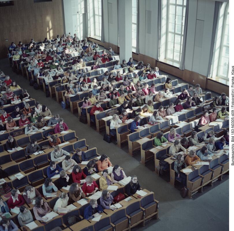 Blick in das Marx-Engels-Auditorium während einer Psychologie-Vorlesung der Sektion Pädagogik.
Quelle Bild und Bildbeschreibung: Bundesarchiv, Franke, Klaus.