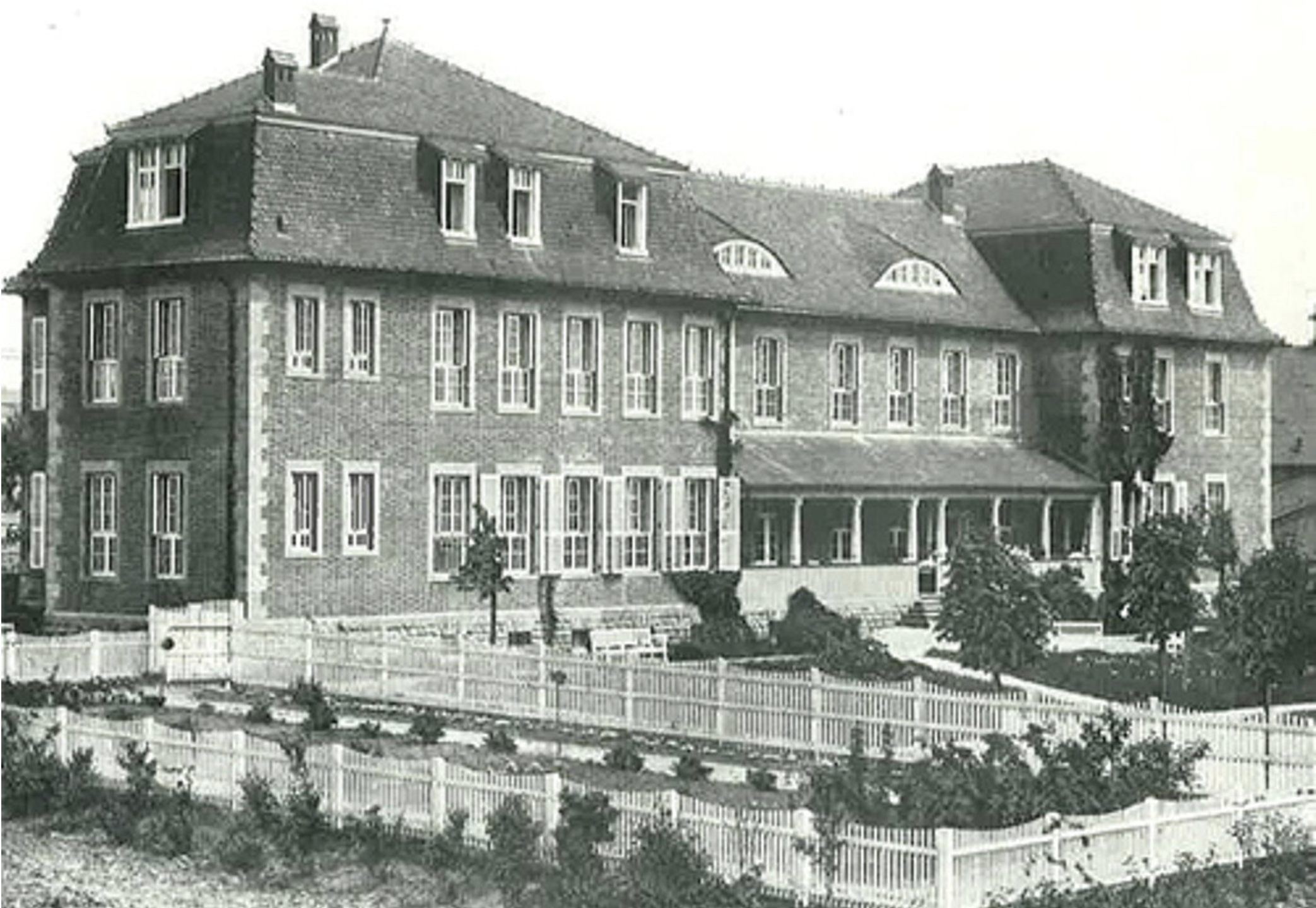 Abb. 1: Haus 50 der Heil- und Pflegeanstalt Wiesloch. Hier war zwischen Dezember 1942 bis April 1943 die Forschungsabteilung untergebracht. Quelle: https://www.pzn-wiesloch.de/ueber-uns/unser-unternehmen/geschichte/forschungsabteilung-hs-50.