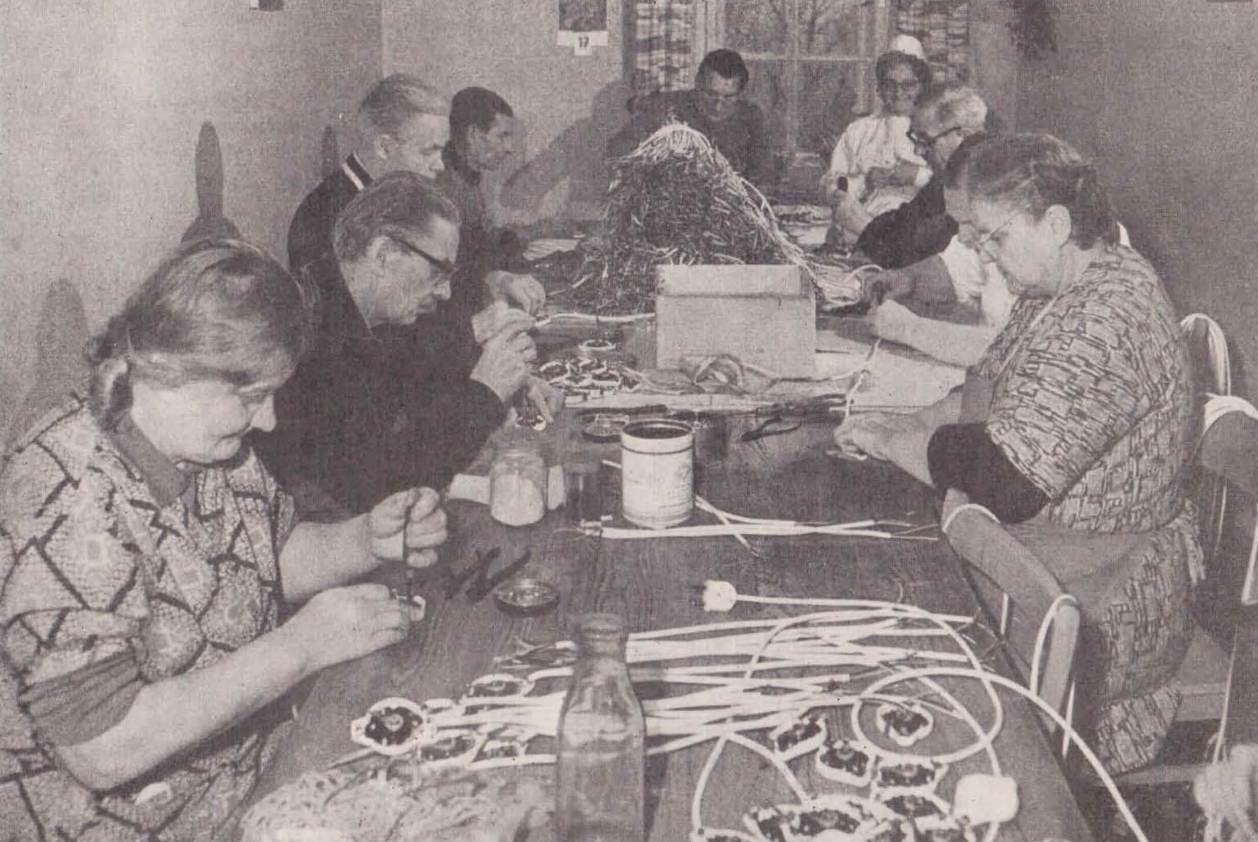 Arbeitstherapie in der Elektroabteilung in der Einrichtung Wuhlgarten. Quelle: Wilhelm-Griesinger-Krankenhaus (Hg.): 75 Jahre Städtisches Krankenhaus Wuhlgarten Berlin: 1893–1968, Berlin 1969, S. 20.