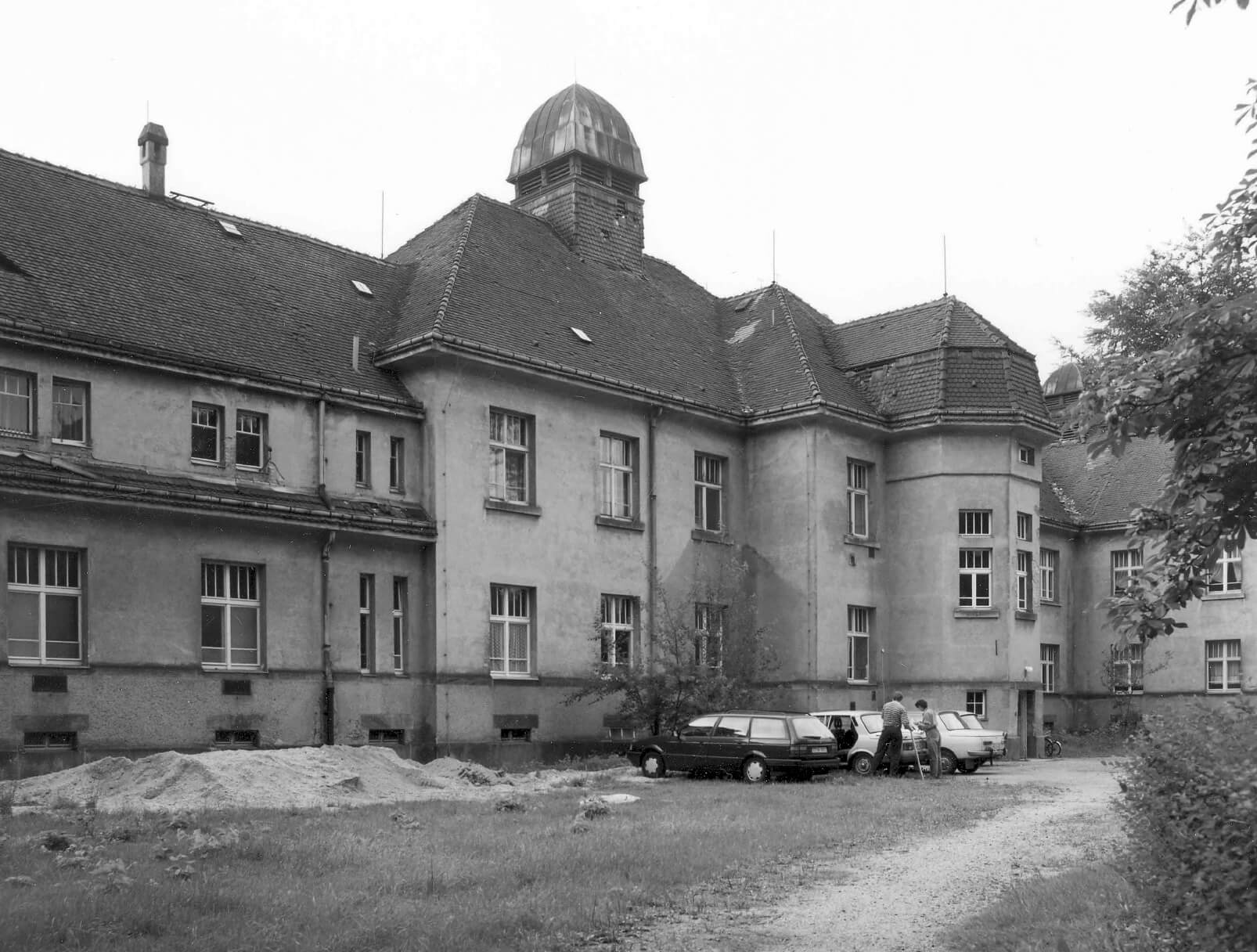 Bezirksfachkrankenhauses Arnsdorf, Haus A1, Bauaufmaß vor der Sanierung, 31.07.1992. Quelle: Jörg Blobelt - Own work, CC BY-SA 4.0, https://commons.wikimedia.org/w/index.php?curid=130345336
