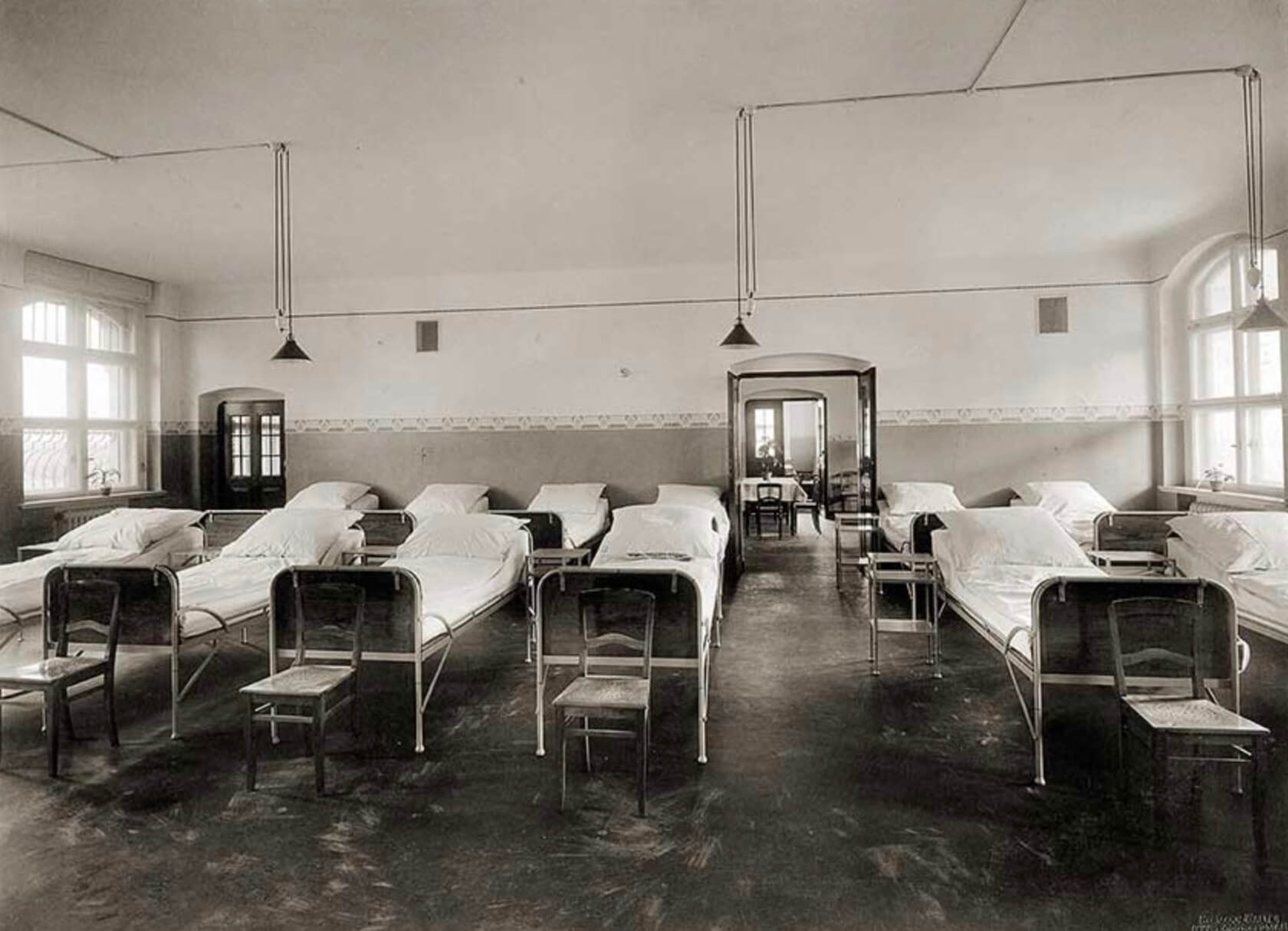 Bettensaal in der Krankenanstalt Leipzig-Dösen, um 1930, Quelle: http://www.die-wiese-zittergras.de/geschichte/orte/heil-und-pflegeanstalt-leipzig-doesen/#iLightbox[image_carousel_1]/2
