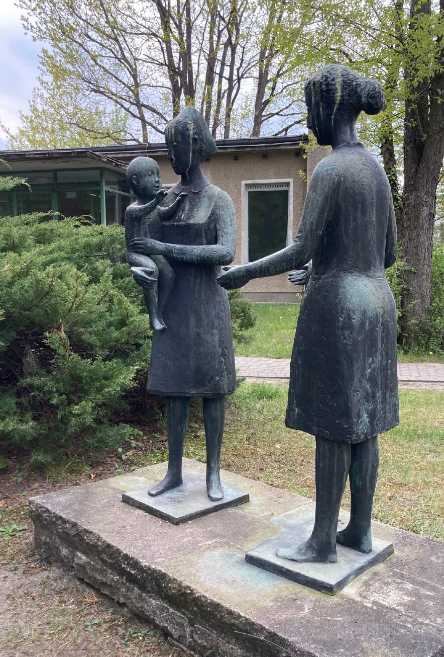 Bronzeplastik „Mutter, Schwester, Kind“ von Jürgen von Woyski auf dem Krankenhausgelände Rüdersdorf, Quelle: https://poliklinik.immanuel.de (10.07.2025).