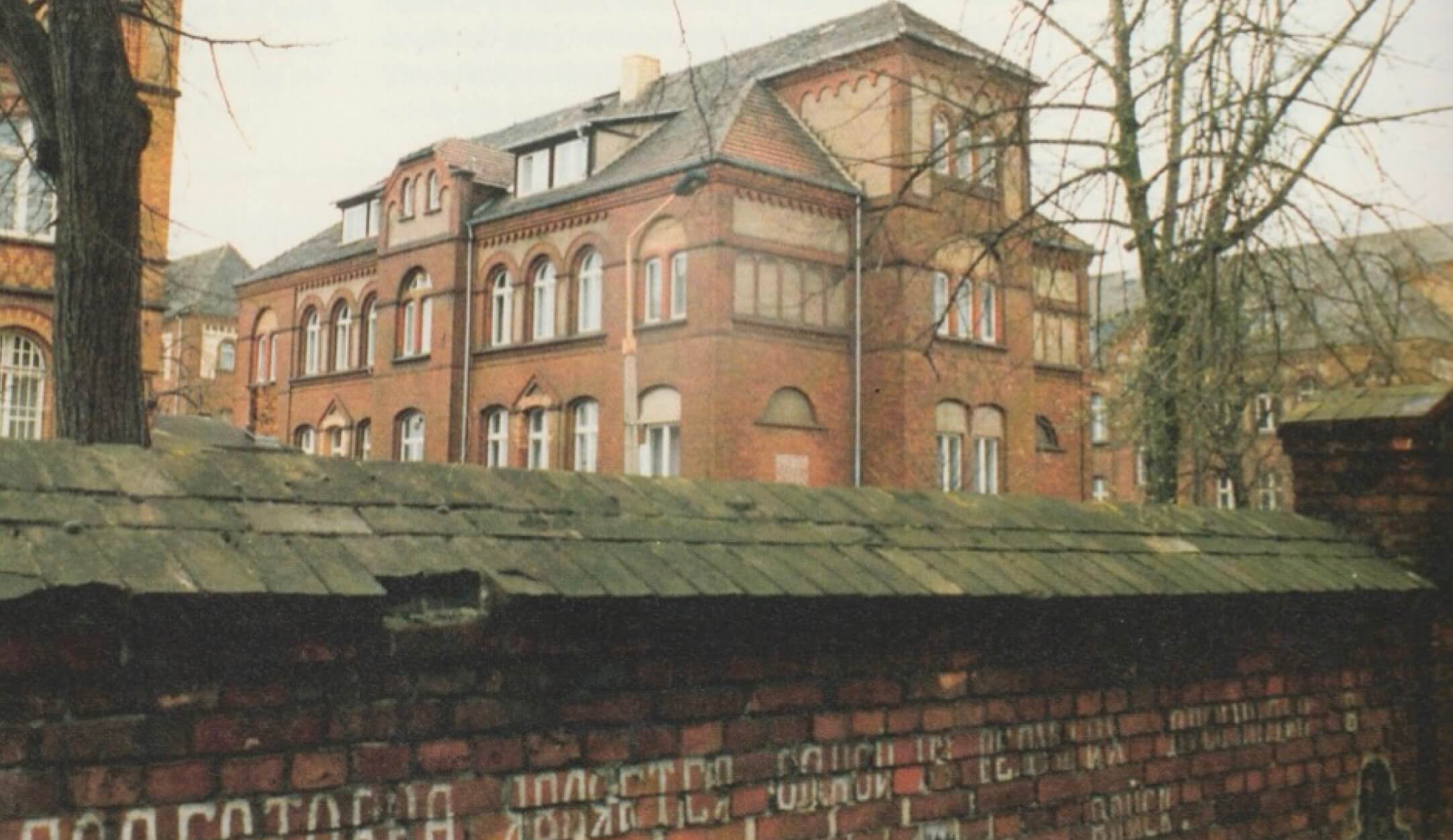 Haus 8 vor der Sanierung 1991, Quelle: Landesklinik Lübben. Offen, S. 36.