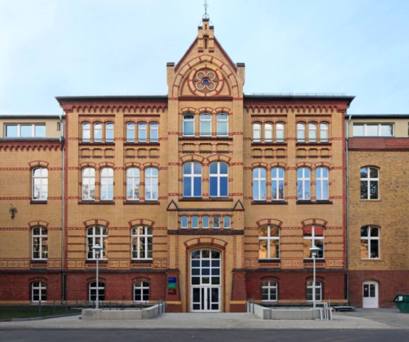 Medizinische Fakultät, Universitätsklinikum Magdeburg, Haus 1 (heutiger Zustand), wurde 1891 als Nervenklinik erbaut, Quelle:
https://www.med.ovgu.de/Presse/Presse/Pressebilder/Historie/Einzelne+H%C3%A4user+_+fr%C3%BCher-begin-0-next-50-p-31584.html (08.07.2025).