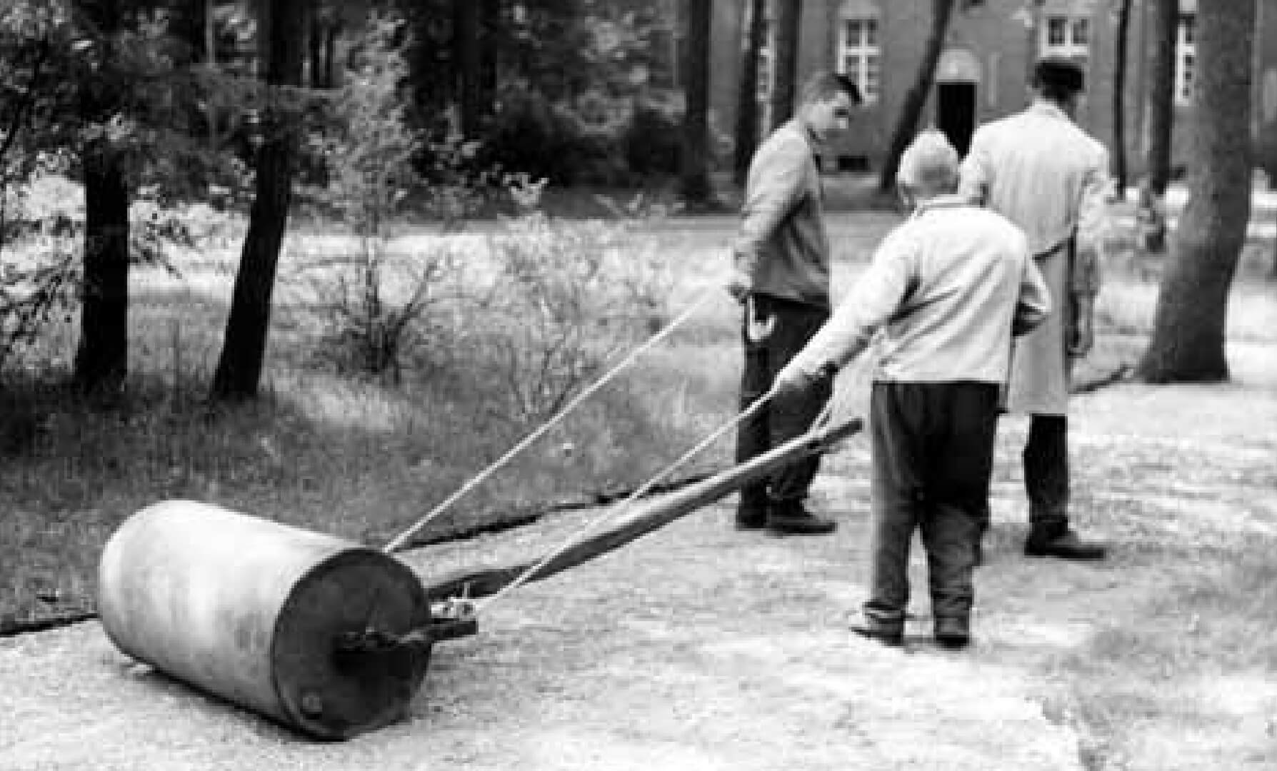 Patienten bei der Arbeitstherapie (1960er Jahre) Quelle: Rose: Anstaltspsychiatrie in der DDR. Die brandenburgischen Kliniken zwischen 1945 und 1990, S. 73.