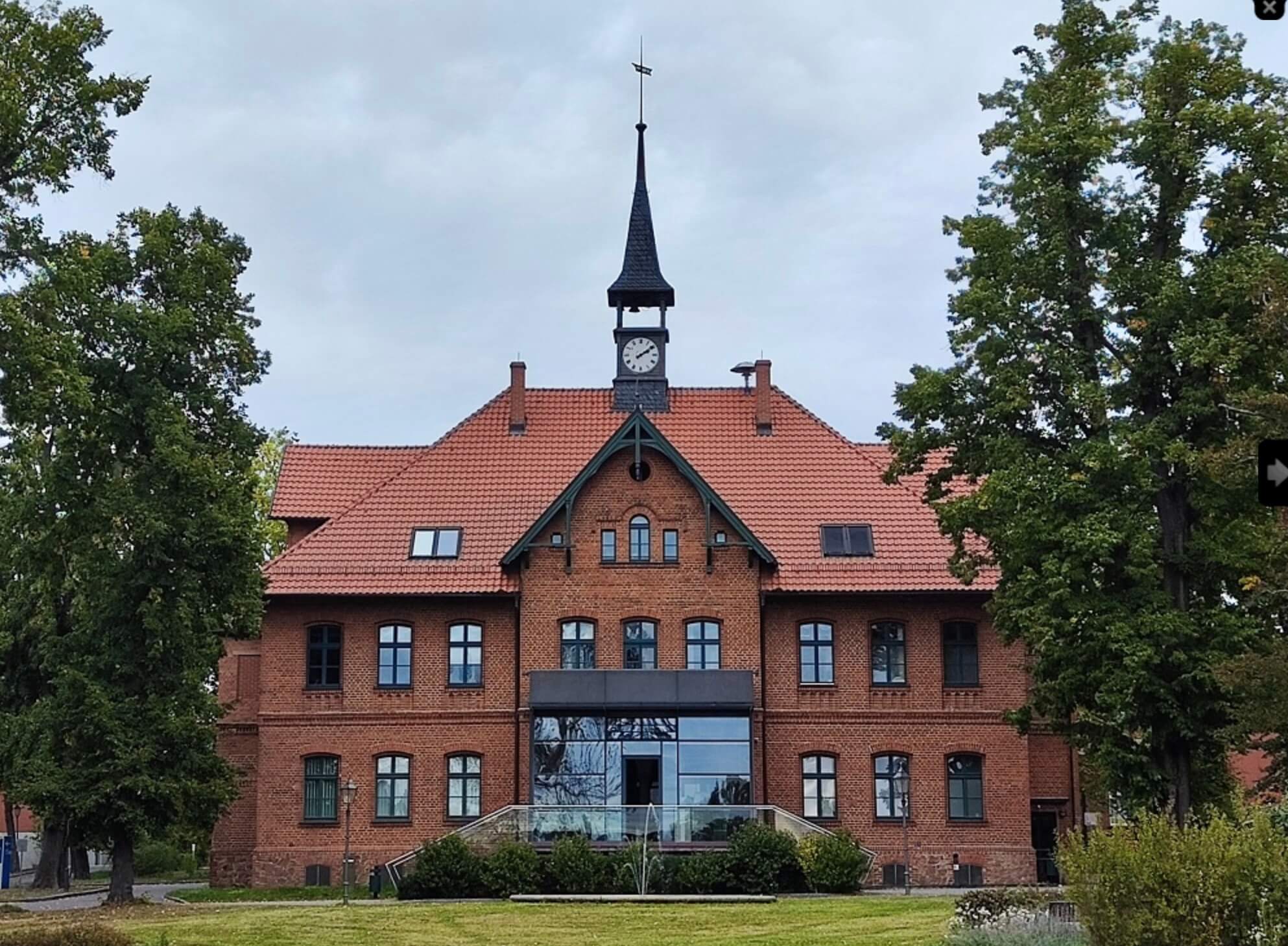 Verwaltungsgebäude der psychiatrischen Einrichtung Altscherbitz (2022). Quelle: privat
