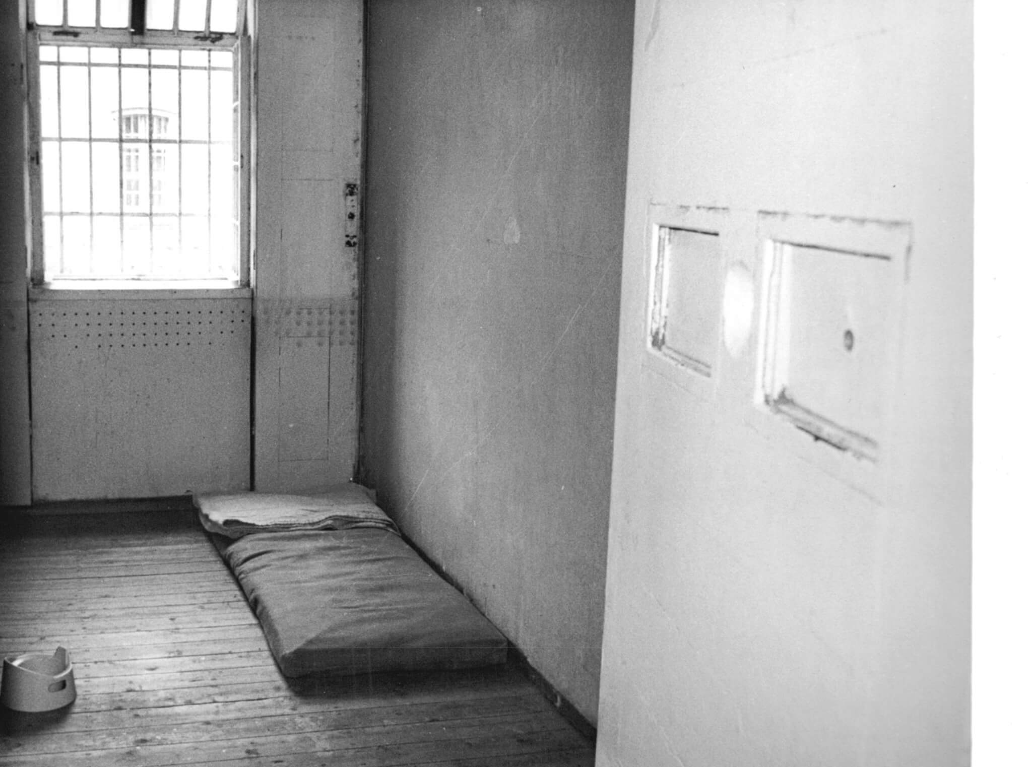 Isolierzelle zur Bestrafung. Hier wurden Insassen tagelang eingesperrt. Quelle: BArch, Bild 183-1990-0615-020