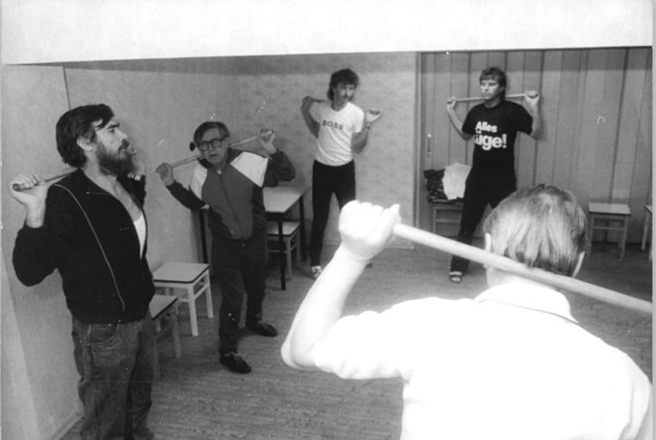 27.9.90 Berlin-Biesdorf: Die Bewegungstherapie ist Bestandteil der Entziehungskur in der Aufnahmestation für Alkoholkranke des "Wilhelm-Griesinger"-Krankenhauses in Biesdorf. Nach der akuten Krisenbewältigung lernen die Patienten wieder ihren Körper zu kontrollieren. Eine anschließende Arbeitstherapie soll helfen, zur Abstinenz zu motivieren. Quelle: BArch Bild 183-1990-0927-006, Berlin-Biesdorf, Krankenhaus, Bewegungstherapie.jpg