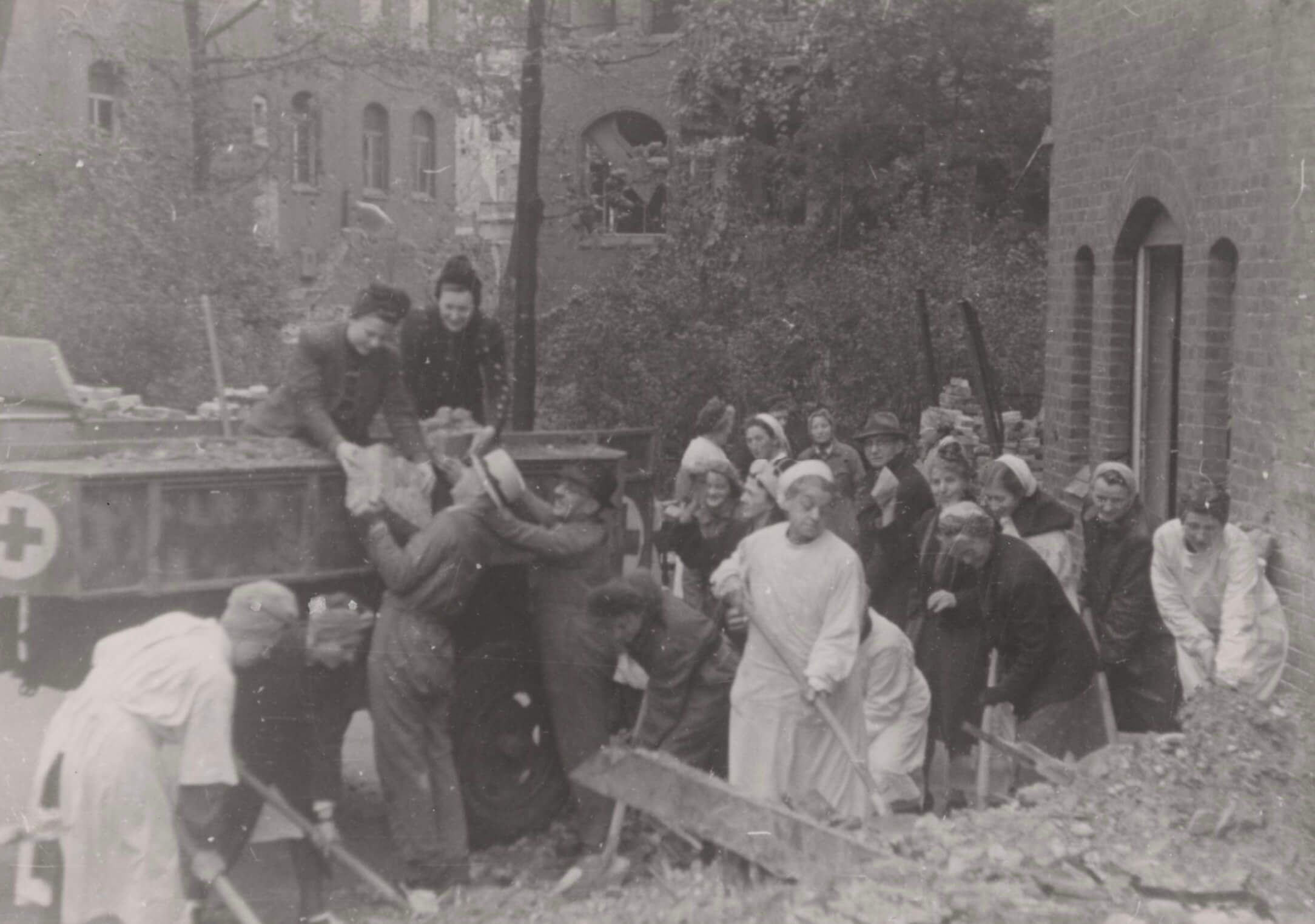 Medizinisches Personal der Charité hilft beim Wiederaufbau der zerstörten Gebäude, 07.09.1947, Berlin. Quelle: BArch (SAPMO), BildY 1-1384-778-76.