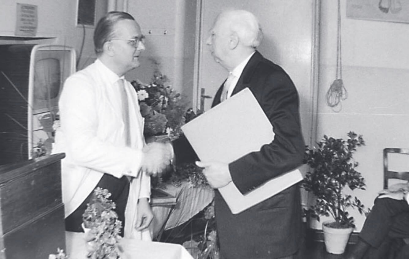 Prof. Karl-Heinz Elsaesser (li.) gratuliert im Hörsaal der Nervenklinik Prof. Hanns Schwarz zu dessen 65. Geburtstag am 25.06.1963, Quelle: UAG, Fotosammlung, Nr. 125–3.