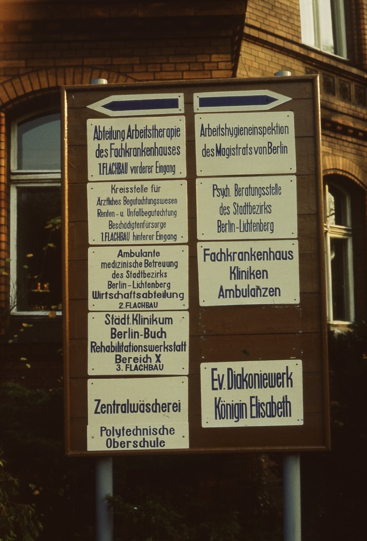 Hinweisschilder im Fachkrankenhaus für Neurologie und Psychiatrie Berlin-Lichtenberg (1978). Quelle: KEH Historisches Archiv Krankenhaus Königin Elisabeth Herzberge.