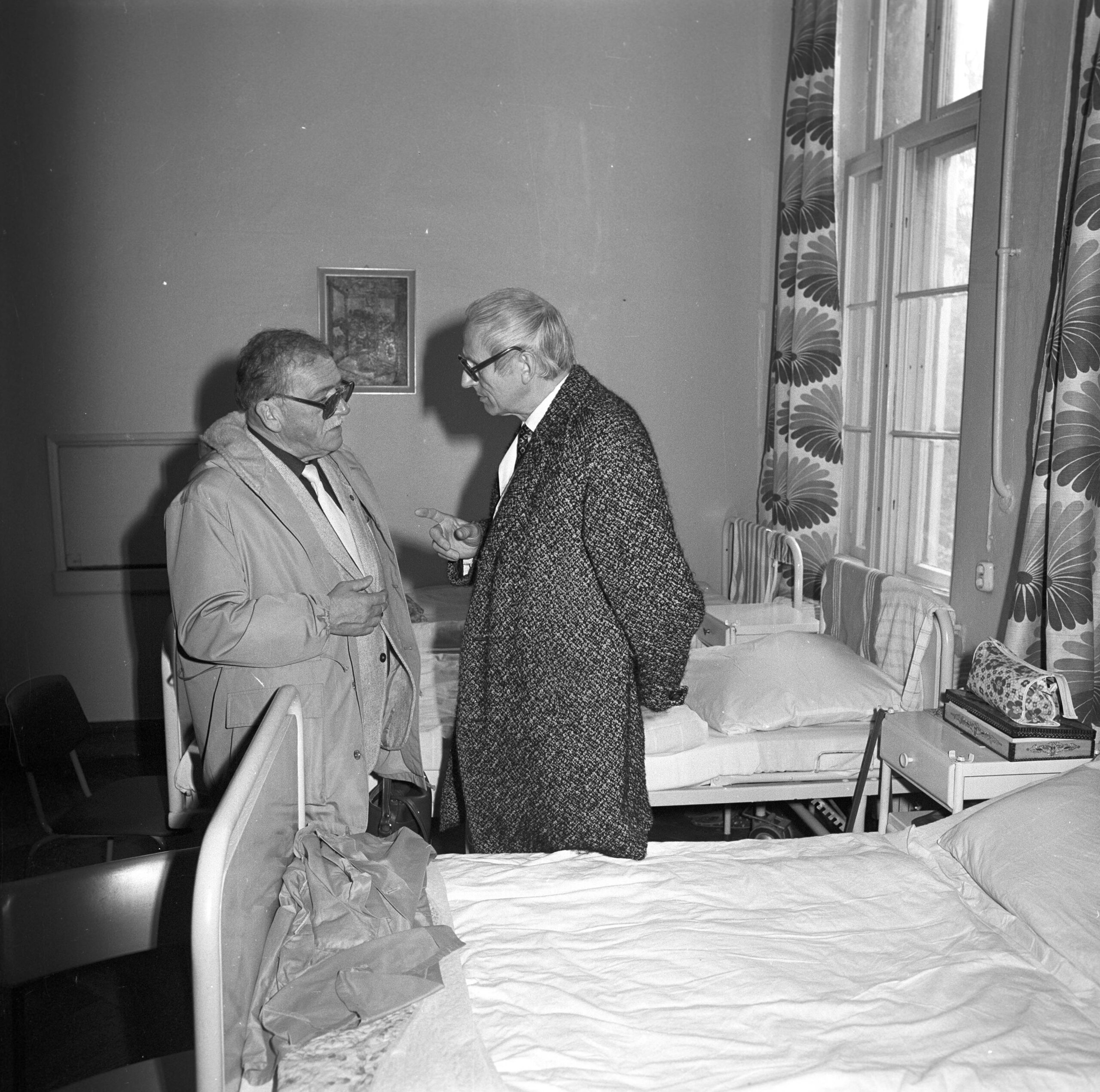 Gerhard Göllnitz im Gespräch mit einem unbekannten Mann in einem Krankenzimmer der Nervenklinik Rostock-Gehlsheim, Quelle: UAR, Bild 006473.