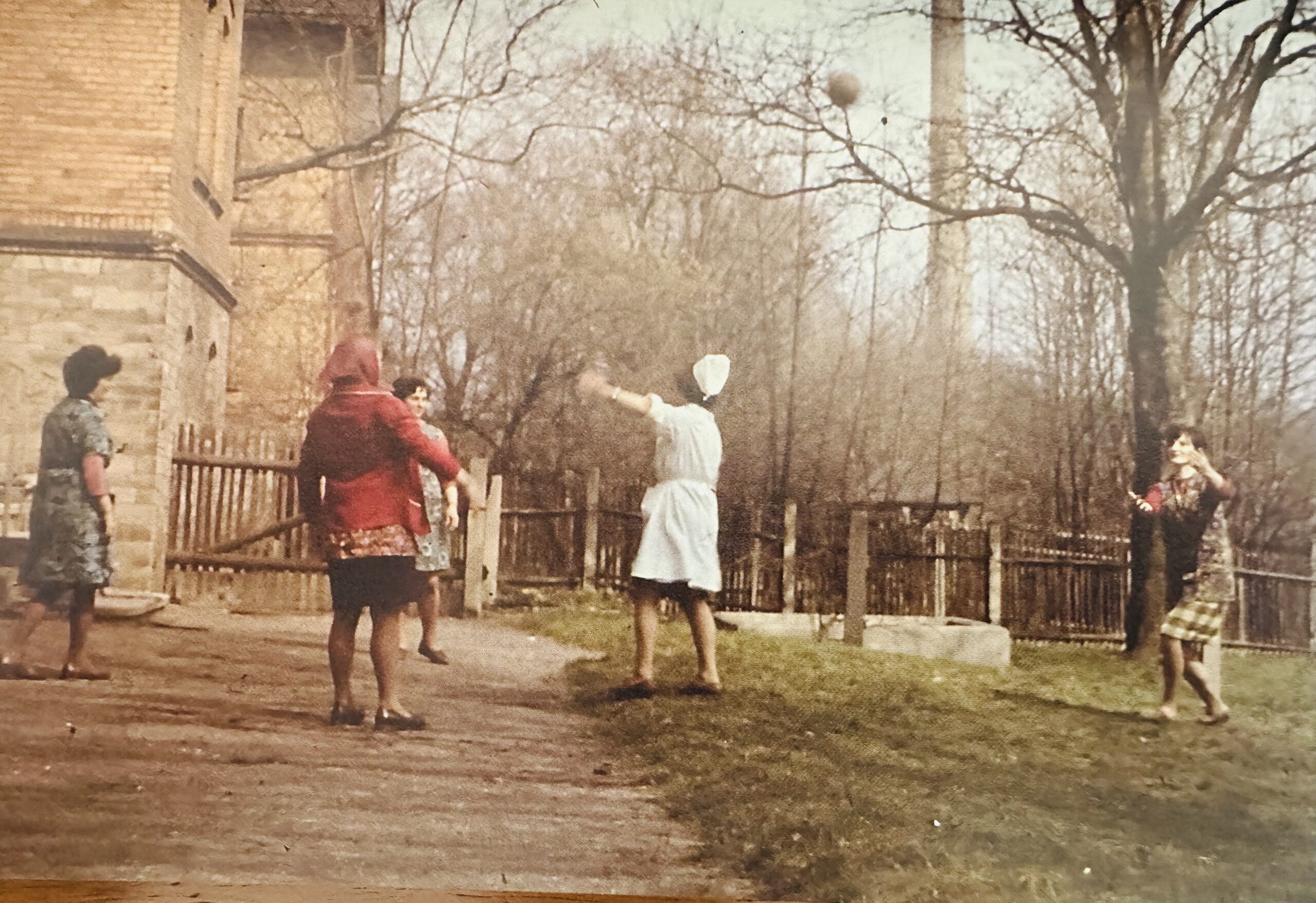 Ballspielen im Garten der Tagesklinik. Quelle: Rank, Maria; Eisenschmidt, Kerstin: Die Geschichte der gelben Häuser. 125 Jahre Sächsisches Krankenhaus Rodewisch, Rodewisch 2018, S. 154.