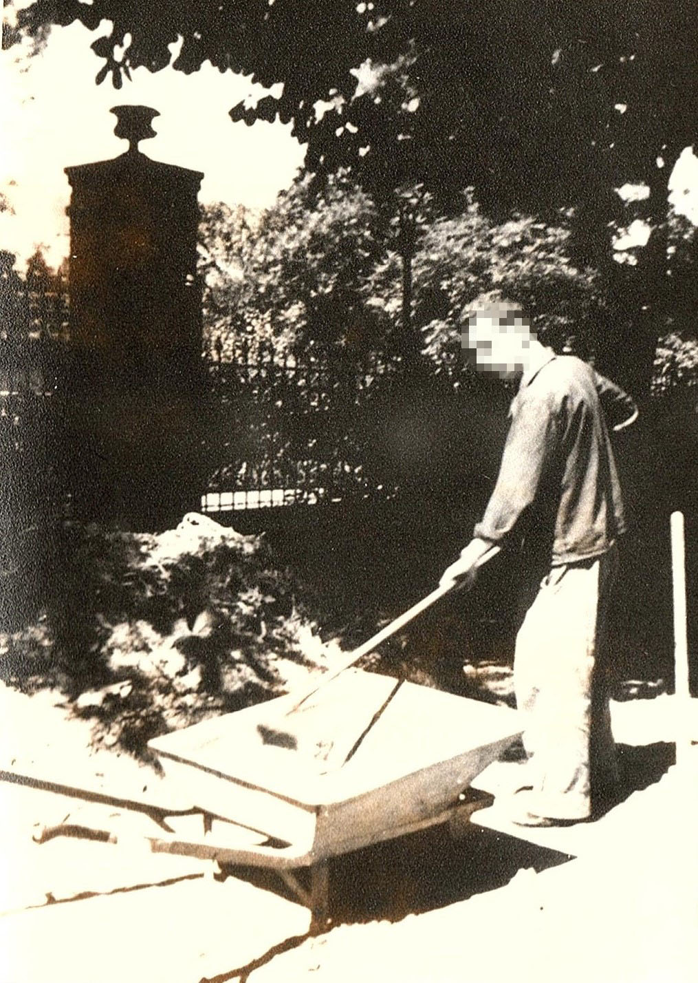 Patient bei der Arbeitstherapie zwischen den 1970er und 1980er Jahren in Berlin Hirschgarten. Quelle: Schenkung aus Privatbesitz.